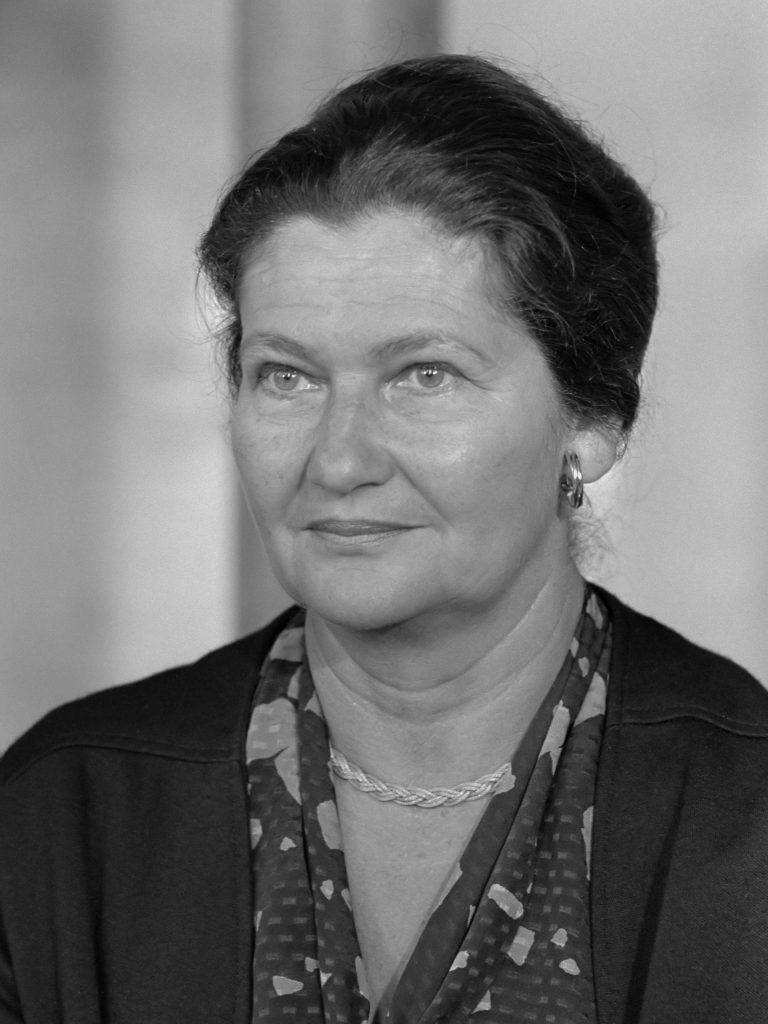 Simone Veil une conscience du XXe au destin hors du commun Revue