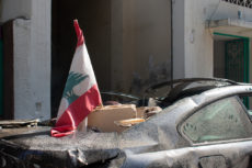 Drapeau libanais sur débris
