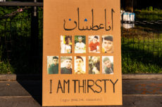 Pancarte de manifestation affichant "J'ai soif" à New York