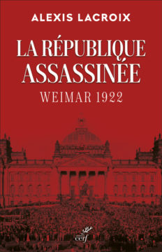 C’est un livre vif, qui fuse comme un projectile. Le décor y est planté : celui du Berlin de l’après Première Guerre mondiale, de cette République de Weimar que des démocrates ont installée dans le fracas d’un monde qui s’effondre, d’une Allemagne blessée, mais ouverte pour la première fois au libéralisme dans ce qu’il a de politique d’abord, d’humaniste ensuite, de culturelle enfin. C’est cette accélération de l’histoire de dix années que raconte dans un style vibrant l’historien des idées, notre ami Alexis Lacroix, par ailleurs directeur de l’hebdomadaire franco-Israélien  Actualité juive.