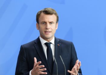 Macron : vœux 2023, des drapeaux, des cadrages… ça flotte !