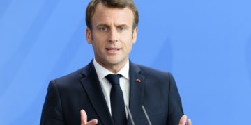 Macron : vœux 2023, des drapeaux, des cadrages… ça flotte !
