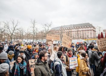 La rue, la classe moyenne et la démocratie