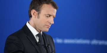 Emmanuel Macron gagnerait-il à se réengager dans le débat public ?