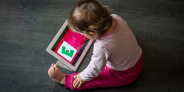 Comment lutter contre les effets toxiques et addictifs des écrans numériques :  parents et professionnels réunis dans une expérimentation à St Denis (93)