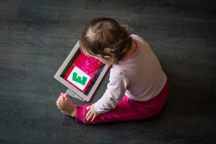 Comment lutter contre les effets toxiques et addictifs des écrans numériques : parents et professionnels réunis dans une expérimentation à St Denis (93)