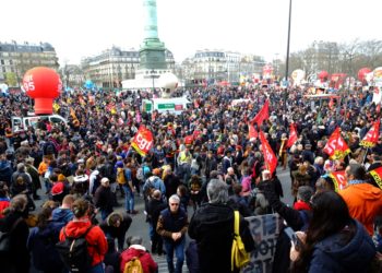 Réforme des retraites à l’Assemblée : La Constitution et la rue