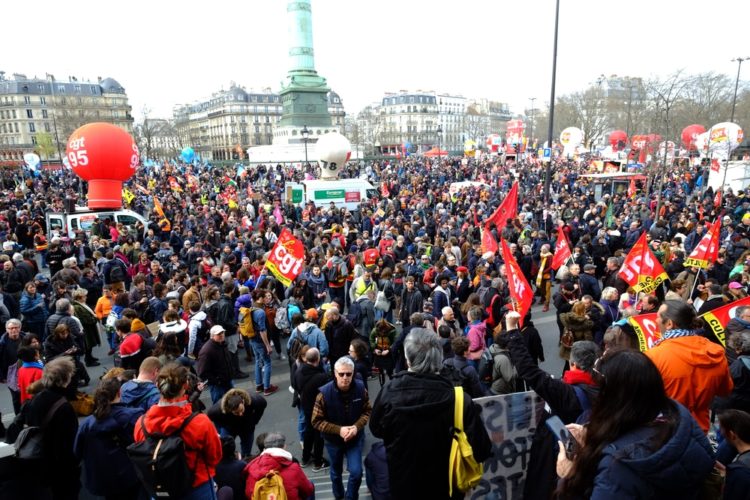 Réforme des retraites à l’Assemblée : La Constitution et la rue