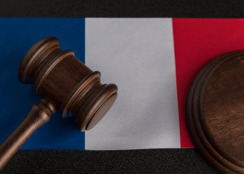 Réviser la Constitution pour permettre à Emmanuel macron de se présenter en 2027 ? Fausse alerte et vraie question