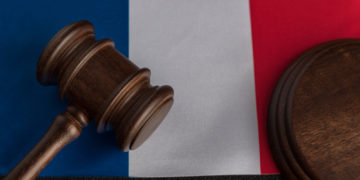 Réviser la Constitution pour permettre à Emmanuel macron de se présenter en 2027 ? Fausse alerte et vraie question