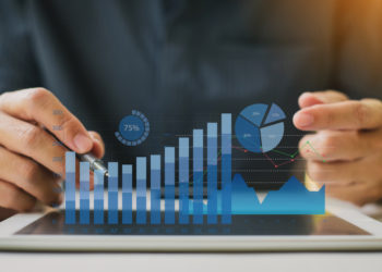 Interpénétration entre le savoir des économistes et les représentations et pouvoirs des moments