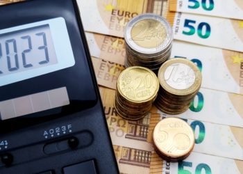 En 2023, le salarié moyen est taxé à 54 % en France, un record en Europe