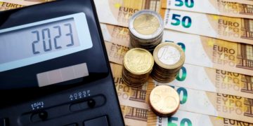 En 2023, le salarié moyen est taxé à 54 % en France, un record en Europe