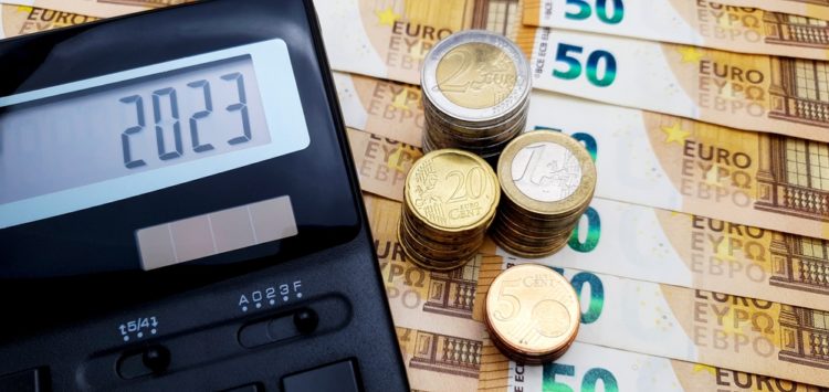En 2023, le salarié moyen est taxé à 54 % en France, un record en Europe