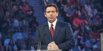 Pourquoi Ron DeSantis a choisi de supprimer les aides publiques à la culture