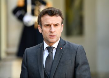 Entre Macron et les insoumis, le coup de com permanent.