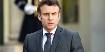Entre Macron et les insoumis, le coup de com permanent.