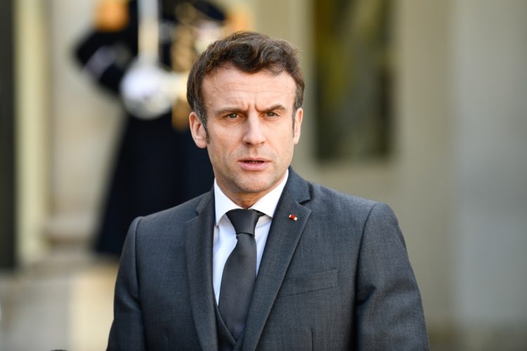 Entre Macron et les insoumis, le coup de com permanent.