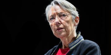 CANDITATE A LA PRESIDENCE DE  RENAISSANCE,  ELISABETH BORNE PEUT-ELLE ACHEVER SA METARMOPHOSE POLITIQUE ?