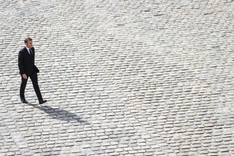 Entre Macron et les insoumis, le coup de com permanent.