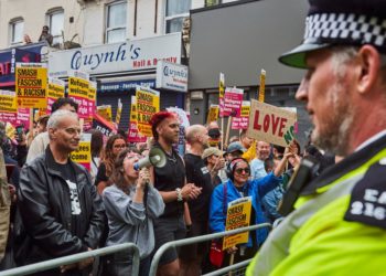 Emeutes racistes au Royaume-Uni : la responsabilité centrale des réseaux sociaux
