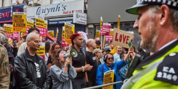 Emeutes racistes au Royaume-Uni : la responsabilité centrale des réseaux sociaux