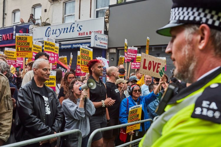 Emeutes racistes au Royaume-Uni : la responsabilité centrale des réseaux sociaux