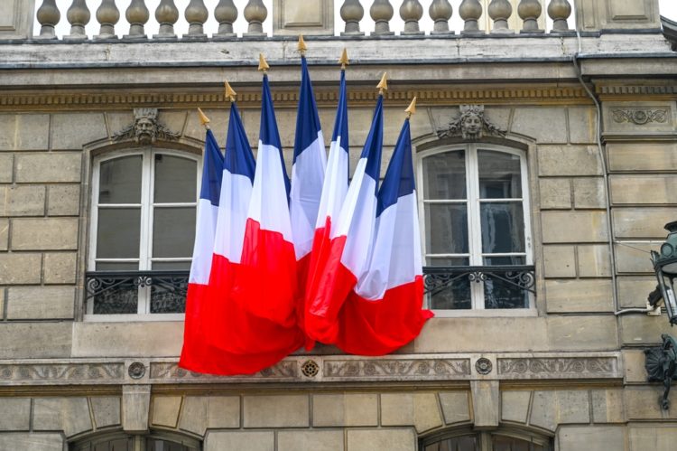 Fluctuat SED mergitur ?