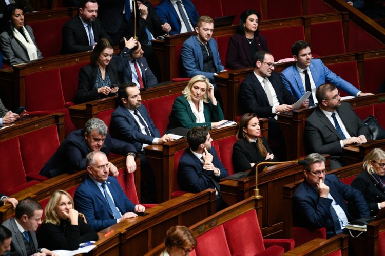 Lever de rideau sur une crise cathartique ou fin d’une comédie acerbe jouée au préjudice de la France ?