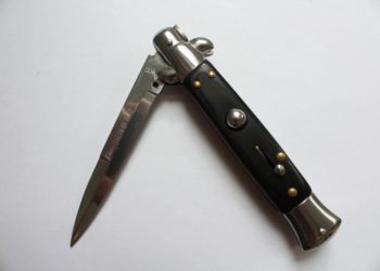 De « à couteaux tirés » aux couteaux dans les sacs à dos