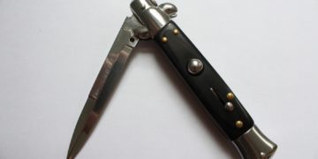 De « à couteaux tirés » aux couteaux dans les sacs à dos