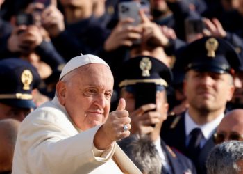    Le pontificat singulier du pape François : Une tension entre autorité spirituelle et leader d’opinion