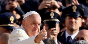    Le pontificat singulier du pape François : Une tension entre autorité spirituelle et leader d’opinion