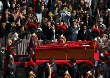 Mort du pape, la France se drape d’un deuil qui nous aliène tous