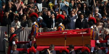 Mort du pape, la France se drape d’un deuil qui nous aliène tous