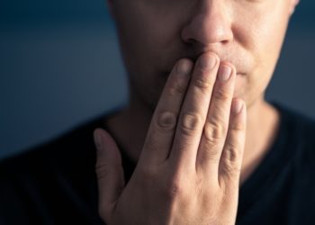 Cadres licenciés avec une obligation de silence : un préjudice à l’intérêt général