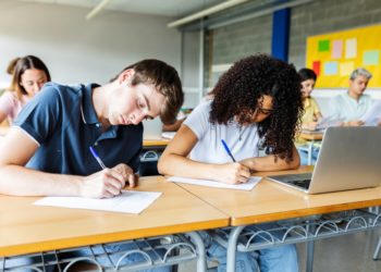 « Il faut sans attendre appliquer la loi qui interdit les téléphones portables à l’école »