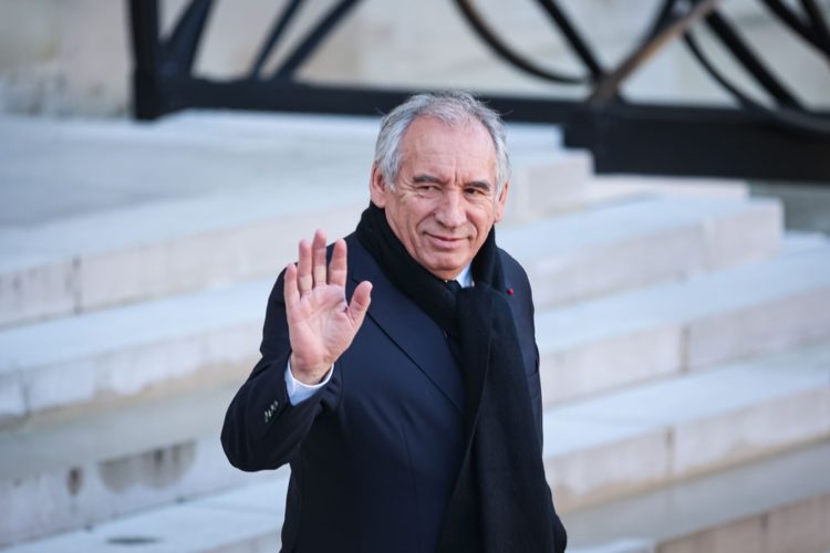 Le suicide politique programmé de François Bayrou : mourir debout pour que la France cesse de vivre à crédit