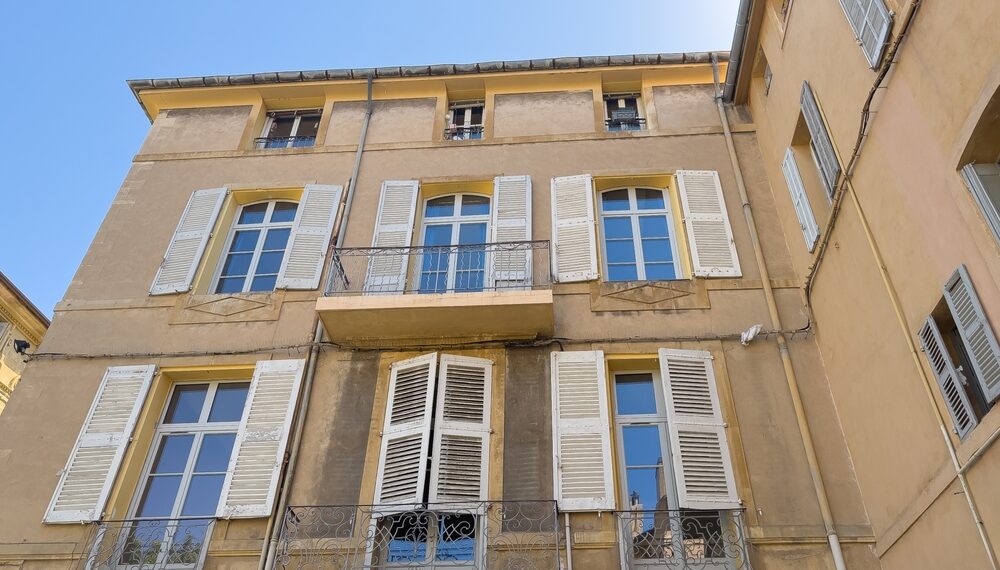 Le logement adulé de la politique: d’où le changement de pied vient-il?