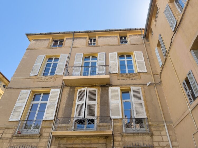 Le logement adulé de la politique: d’où le changement de pied vient-il?