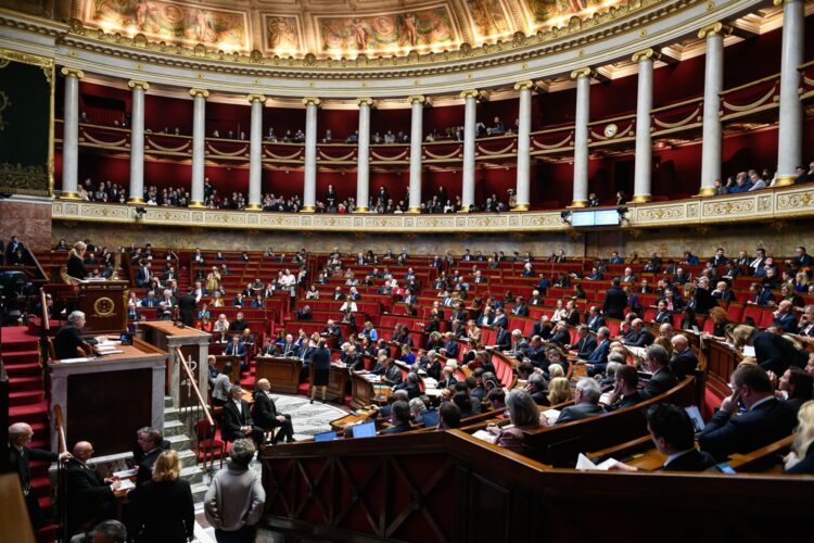 Observations sur la « difficulté de penser, sous la Ve République, un gouvernement et un président minoritaires »