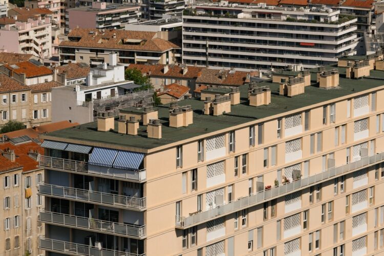 Le logement, œcuménique, laïc et obligatoire