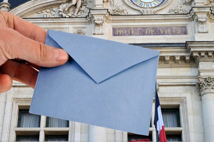 Les élections municipales des 15 et 22 mars 2026 : une reconnexion partielle avec l’arène électorale nationale