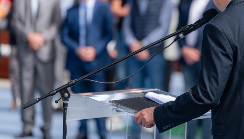 Communication politique, rhétorique et influence : de la mise en scène du pouvoir à la délégation de la persuasion