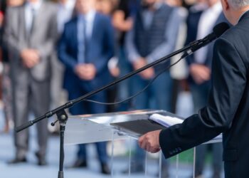 Communication politique, rhétorique et influence : de la mise en scène du pouvoir à la délégation de la persuasion
