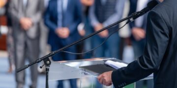 Communication politique, rhétorique et influence : de la mise en scène du pouvoir à la délégation de la persuasion
