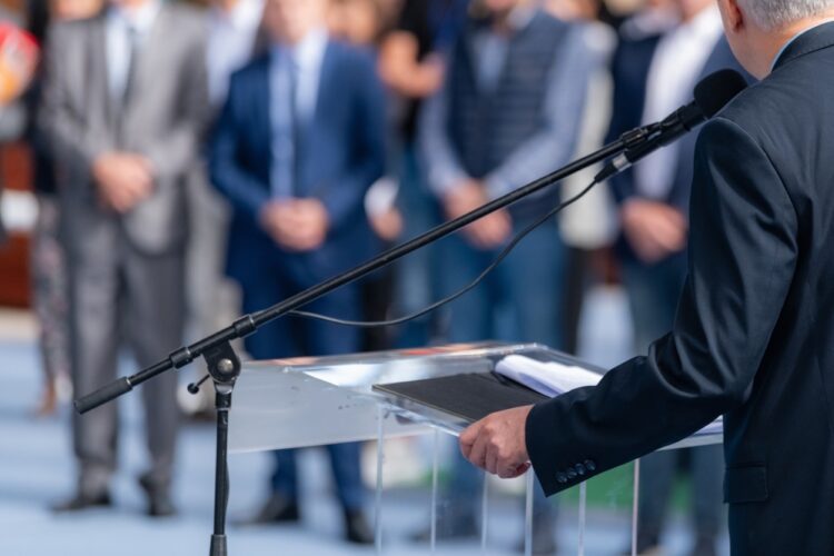 Communication politique, rhétorique et influence : de la mise en scène du pouvoir à la délégation de la persuasion