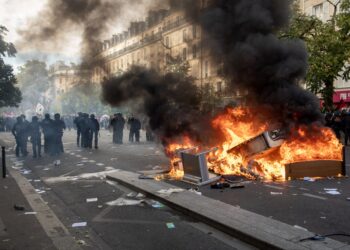 Sous les pavés, on joue leur avenir